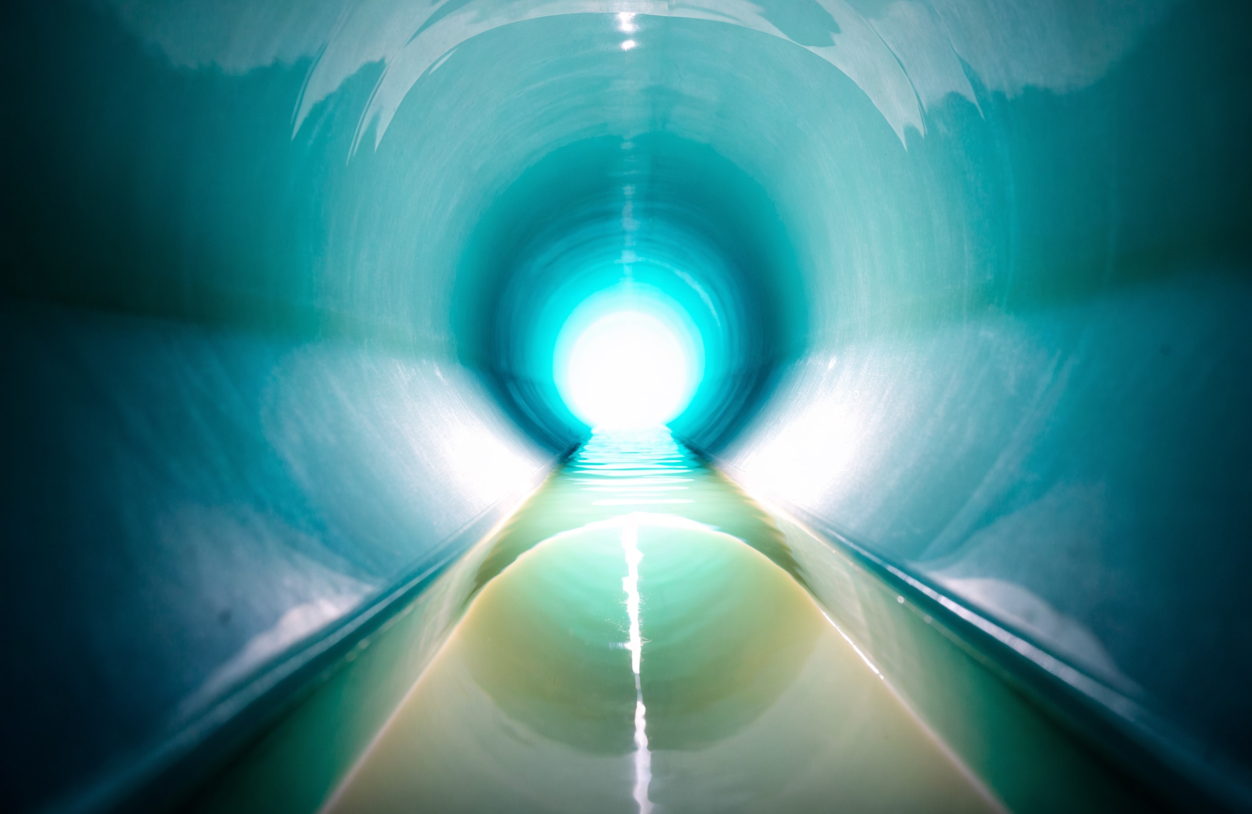 Canalisation nacrée impeccable après un curage, éclairée d'une lueur turquoise